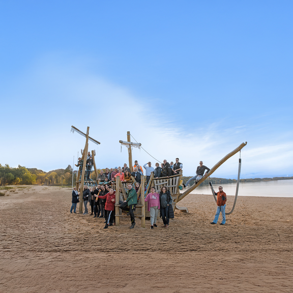Das Vielfalter-Team auf einem Klettergerüst am Zippendorfer Strand.