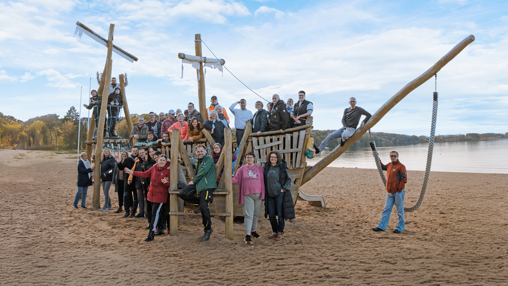 Das Vielfalter-Team auf einem Klettergerüst am Zippendorfer Strand.