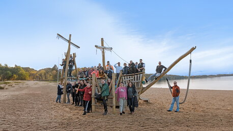 Das Vielfalter-Team auf einem Klettergerüst am Zippendorfer Strand.
