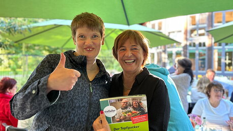 Eine Mitarbeiterin der Vielfalter gGmbH und die ehemalige Bundesgesundheitsministerin Ulla im Vielfalter-Bistro.